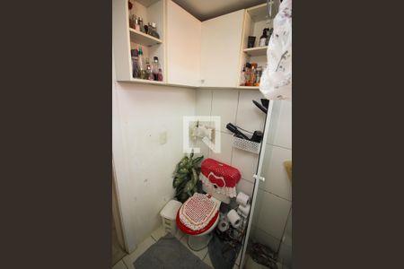 Banheiro de apartamento à venda com 3 quartos, 52m² em Hípica, Porto Alegre