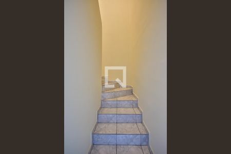 Escada de casa para alugar com 2 quartos, 86m² em Cidade Intercap, Taboão da Serra