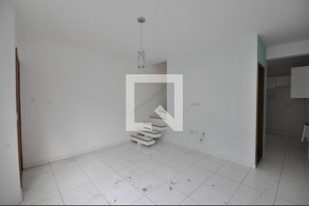 Sala de casa de condomínio para alugar com 2 quartos, 67m² em Vila Nivi, São Paulo