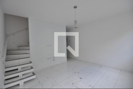 Sala de casa de condomínio para alugar com 2 quartos, 67m² em Vila Nivi, São Paulo