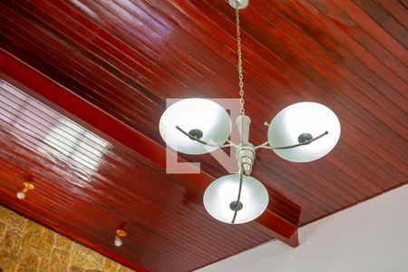 Detalhe Sala-Lustre de casa para alugar com 3 quartos, 187m² em Parque Nova Carioba, Americana