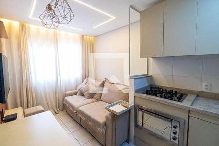 Sala/Cozinha de apartamento para alugar com 1 quarto, 28m² em Jardim Itacolomi, São Paulo