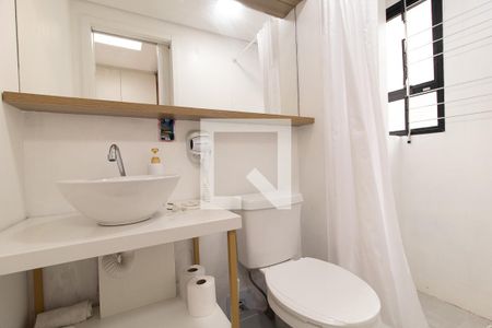 Banheiro Social de kitnet/studio para alugar com 1 quarto, 10m² em Novo Mundo, Curitiba