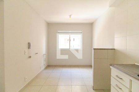 Sala/Cozinha de apartamento para alugar com 2 quartos, 32m² em Vila Carmosina, São Paulo