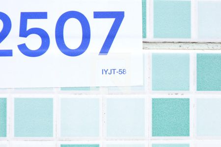 Placa instalada no muro do condomínio - Código da placa IYJT-58 de apartamento à venda com 2 quartos, 45m² em Parada Xv de Novembro, São Paulo