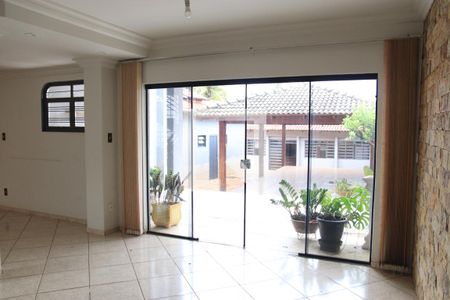 Sala de casa para alugar com 4 quartos, 558m² em Santa Genoveva, Goiânia