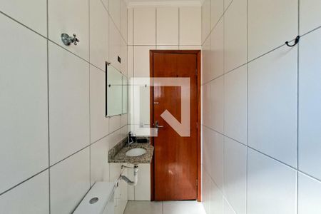 Banheiro  de casa de condomínio para alugar com 2 quartos, 68m² em Jardim Imperador, Praia Grande