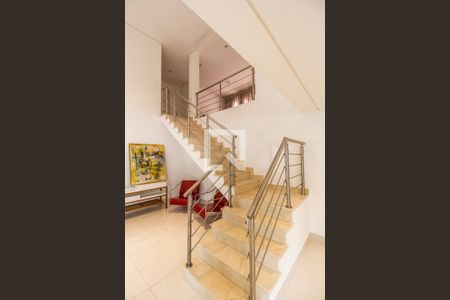 Escada de casa de condomínio à venda com 4 quartos, 382m² em Alphaville, Santana de Parnaíba