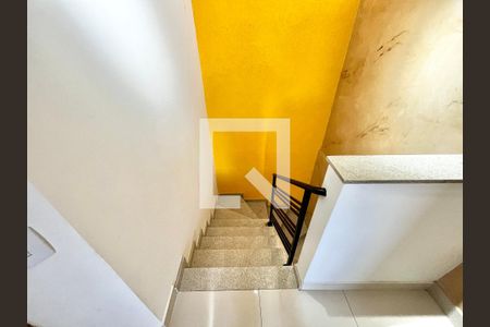 Escada de casa de condomínio para alugar com 3 quartos, 190m² em Parada Inglesa, São Paulo