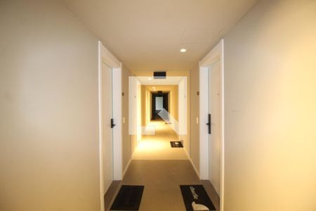 Corredor de kitnet/studio à venda com 1 quarto, 25m² em Boa Vista, Porto Alegre