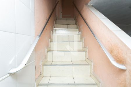 Escada de casa para alugar com 4 quartos, 195m² em Vila Carmosina, São Paulo