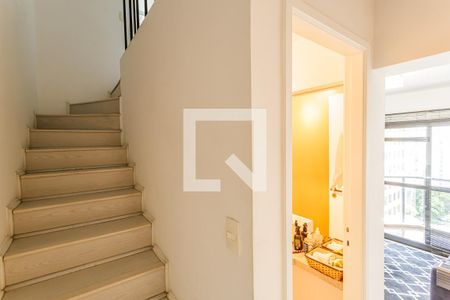 Escada de apartamento para alugar com 2 quartos, 71m² em Itaim Bibi, São Paulo