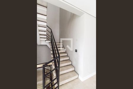 Escada de casa de condomínio para alugar com 4 quartos, 456m² em Alphaville , Santana de Parnaíba