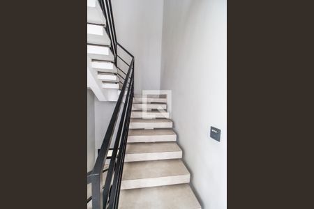 Escada de casa de condomínio para alugar com 4 quartos, 456m² em Alphaville , Santana de Parnaíba