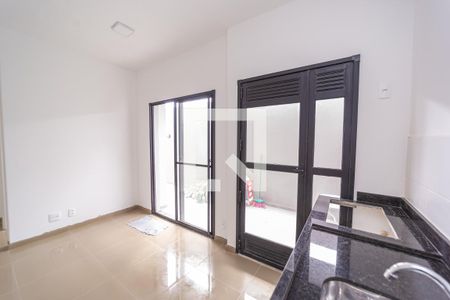 Sala/Cozinha de apartamento para alugar com 2 quartos, 42m² em Vila Campanela, São Paulo