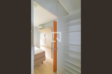Closet do quarto 1 de casa de condomínio para alugar com 2 quartos, 80m² em Olaria, Canoas