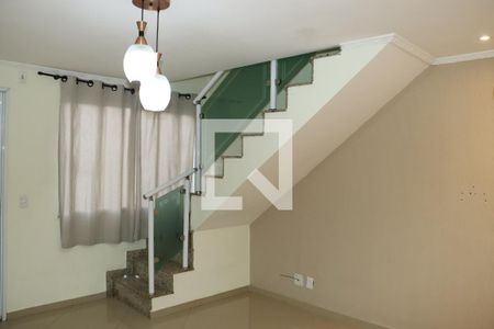 Casa de Condomínio para alugar com 2 quartos, 80m² em Jardim Isis, Cotia