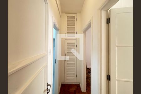 Corredor de acesso aos cômodos de apartamento para alugar com 2 quartos, 85m² em Leblon, Rio de Janeiro
