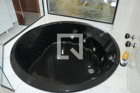 Banheiro Suíte 1 de casa de condomínio para alugar com 5 quartos, 400m² em Chácara Pavoeiro, Cotia