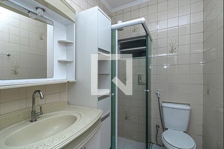 banheiro social_1 de casa para alugar com 2 quartos, 100m² em Vila Brasilina, São Paulo