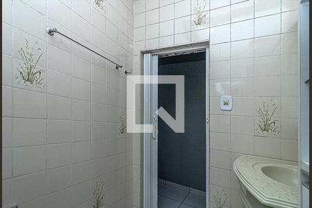 banheiro social_4 de casa para alugar com 2 quartos, 100m² em Vila Brasilina, São Paulo