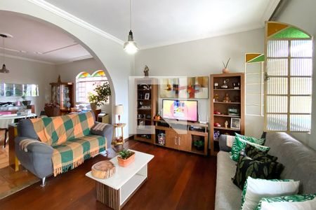 Casa à venda com 3 quartos, 360m² em Fernão Dias, Belo Horizonte