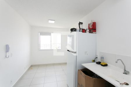 Sala / Cozinha  de apartamento para alugar com 2 quartos, 32m² em Vila Carmosina, São Paulo