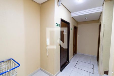 Hall de entrada de apartamento à venda com 3 quartos, 70m² em Santana, Porto Alegre