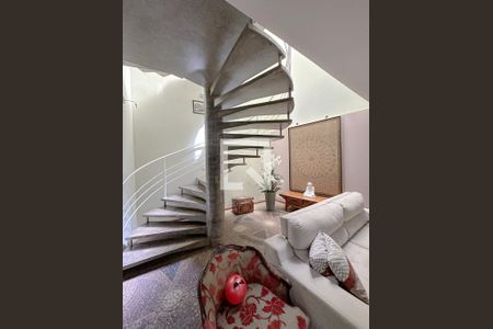 Escadas de casa para alugar com 3 quartos, 399m² em Barra Funda, São Paulo