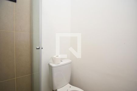 Banheiro social de kitnet/studio para alugar com 1 quarto, 25m² em Sumarezinho, São Paulo
