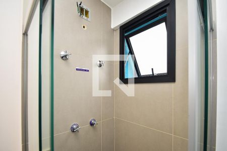 Banheiro social de kitnet/studio para alugar com 1 quarto, 25m² em Sumarezinho, São Paulo