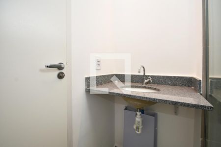 Banheiro social de kitnet/studio para alugar com 1 quarto, 25m² em Sumarezinho, São Paulo