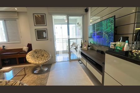 Sala de apartamento à venda com 2 quartos, 74m² em Jardim Tupanci, Barueri