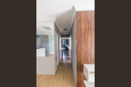 Corredor de apartamento para alugar com 3 quartos, 68m² em Jardim Tupanci, Barueri