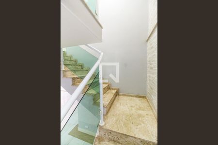 Escada de apartamento para alugar com 3 quartos, 20220m² em Chacara Santa Lucia dos Ypes, Carapicuíba