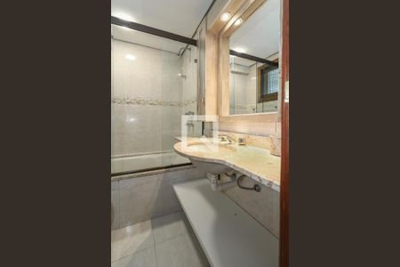 Banheiro da Suíte de apartamento para alugar com 3 quartos, 100m² em Bela Vista, Porto Alegre