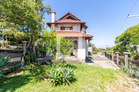 Quintal de casa à venda com 3 quartos, 260m² em Teresópolis, Porto Alegre