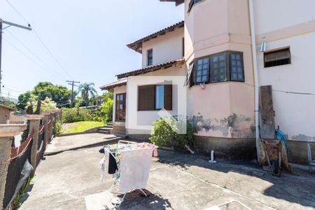 Quintal de casa à venda com 3 quartos, 260m² em Teresópolis, Porto Alegre