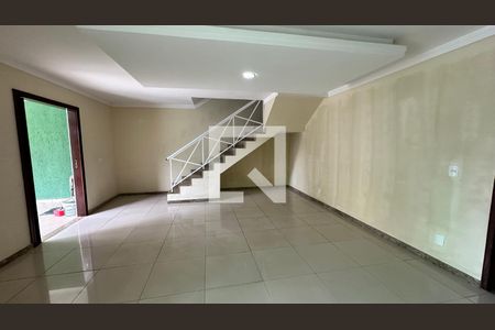 Sala de casa de condomínio para alugar com 3 quartos, 300m² em Vargem Pequena, Rio de Janeiro