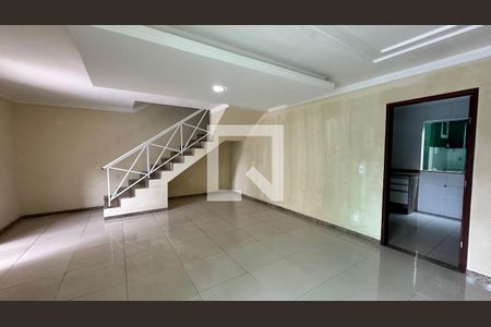 Sala de casa de condomínio para alugar com 3 quartos, 300m² em Vargem Pequena, Rio de Janeiro