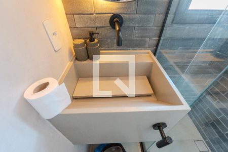 Banheiro de kitnet/studio para alugar com 1 quarto, 25m² em Bela Vista, São Paulo