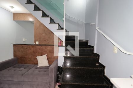 Escada para o segundo piso de casa à venda com 3 quartos, 152m² em Vila Bela Vista, Santo André