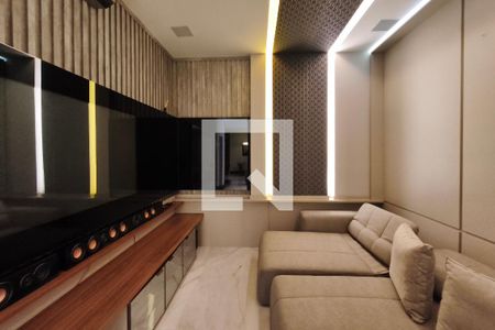 Sala de TV de casa de condomínio para alugar com 4 quartos, 400m² em Swiss Park, Campinas