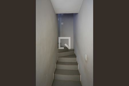 escada  de casa para alugar com 2 quartos, 140m² em Jardim Maria Rosa, Taboão da Serra