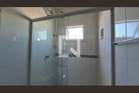 Banheiro da suíte de casa de condomínio à venda com 2 quartos, 130m² em Vila Vitória, Santo André