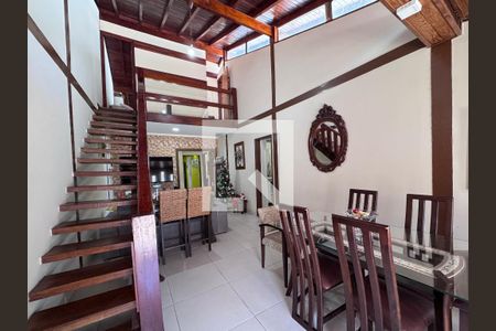 Sala de casa de condomínio para alugar com 5 quartos, 250m² em Recreio dos Bandeirantes, Rio de Janeiro