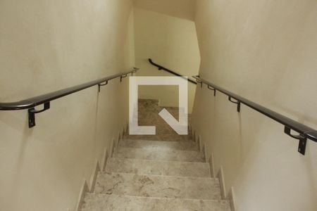 Escada de casa para alugar com 4 quartos, 252m² em Aparecida, Santos