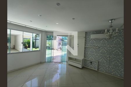 Sala de casa de condomínio para alugar com 3 quartos, 123m² em Taquara, Rio de Janeiro