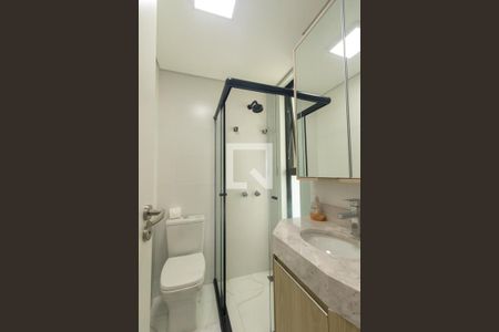 Banheiro Social de kitnet/studio para alugar com 1 quarto, 15m² em Água Verde, Curitiba