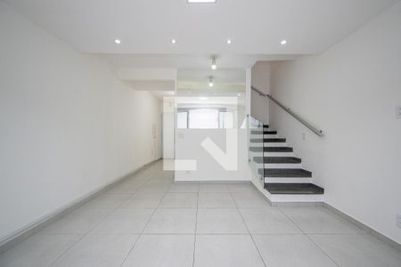 Sala de casa de condomínio para alugar com 2 quartos, 66m² em Vila do Encontro, São Paulo